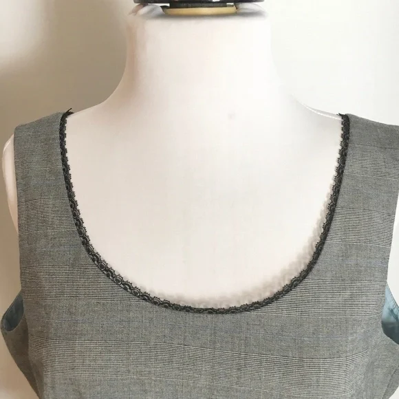 TAHARI Sleeveless Rounded Neckline Blouse Size 12 - Picture 3 of 8